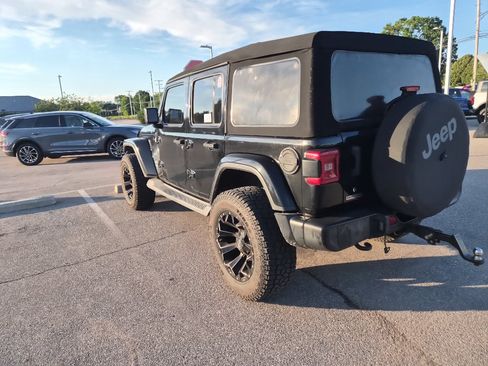 Used 2018 Jeep Wrangler Unlimited Sahara AWD/4WD image 4