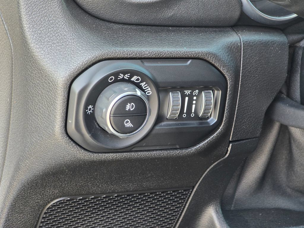 Used 2020 Jeep Gladiator Overland AWD/4WD image 39