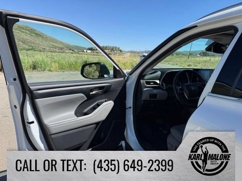 Used 2022 Toyota Highlander XLE AWD/4WD image 11