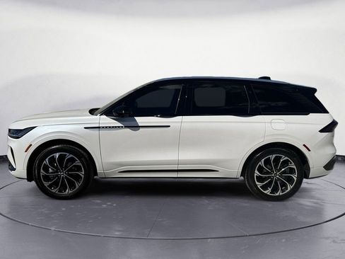 Used 2025 Lincoln Nautilus Reserve AWD/4WD image 2