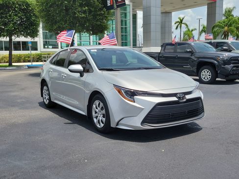 Used 2025 Toyota Corolla LE FWD image 2