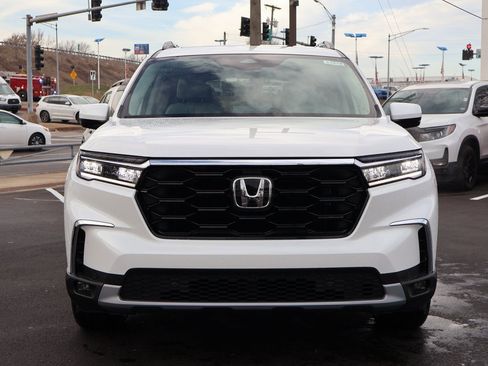 New 2025 Honda Pilot Touring image 2
