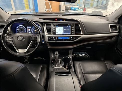Used 2019 Toyota Highlander XLE image 16
