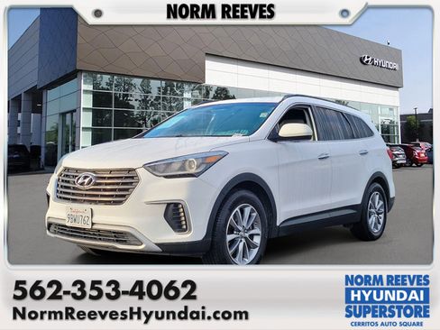Used 2018 Hyundai Santa Fe SE image 1