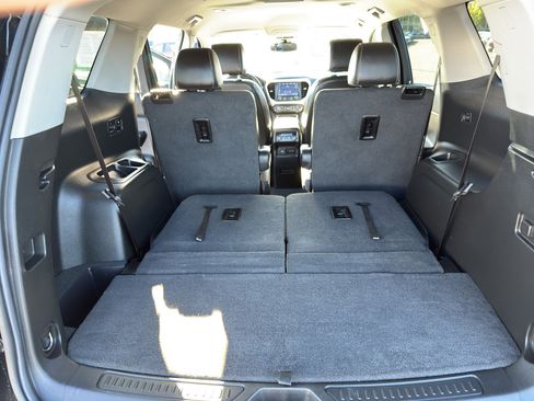 Certified 2023 GMC Acadia SLT w/ Preferred Package image 37