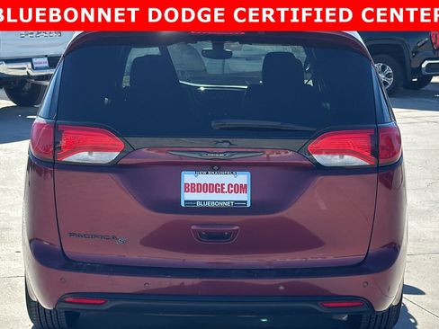 Used 2018 Chrysler Pacifica Touring-L w/ Premium Audio Group image 6