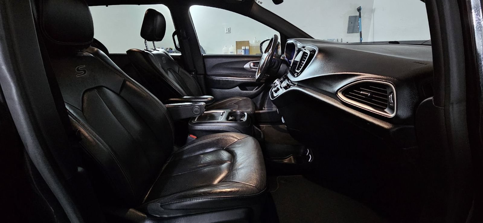 Used 2020 Chrysler Pacifica Touring-L Plus FWD image 16