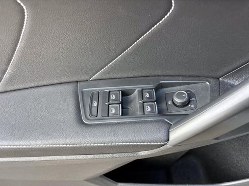 Used 2024 Volkswagen Tiguan SE w/ Panoramic Sunroof Package image 13