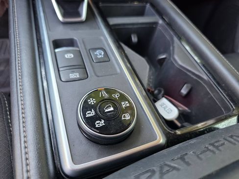 Used 2023 Nissan Pathfinder SL AWD/4WD image 19