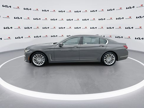 Used 2022 BMW 740i w/ Premium Package RWD image 5