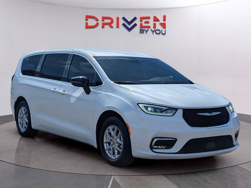 Used 2024 Chrysler Pacifica Touring-L FWD image 7