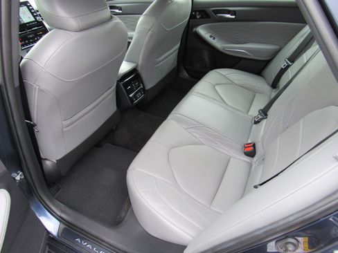 Used 2019 Toyota Avalon Limited image 41