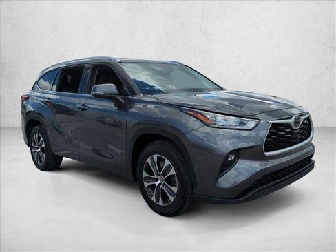 Certified 2020 Toyota Highlander XLE FWD image 3