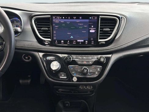 Used 2022 Chrysler Pacifica Touring-L w/ Uconnect Theater Family Group AWD/4WD image 10