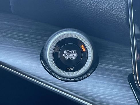 Certified 2024 Jeep Wagoneer Series II w/ Flexible Seating Group image 35