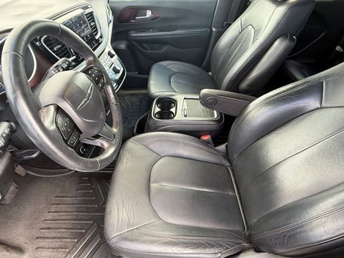 Used 2020 Chrysler Pacifica Touring-L image 5