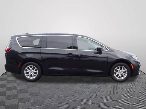 Used 2023 Chrysler Pacifica Touring-L FWD image 4