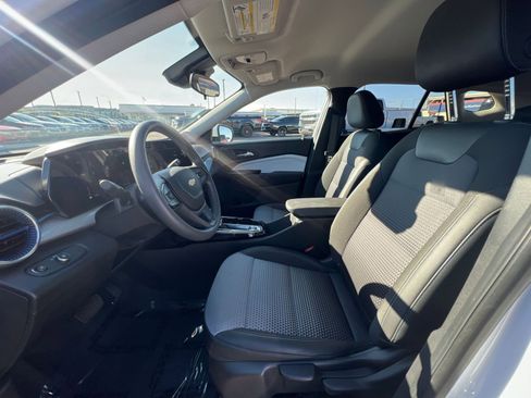Used 2025 Chevrolet Trax LT image 27