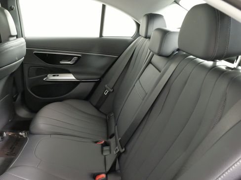 Used 2025 Mercedes-Benz E 350 4MATIC Sedan image 38