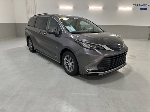 Used 2021 Toyota Sienna XLE w/ XLE Plus Package image 4