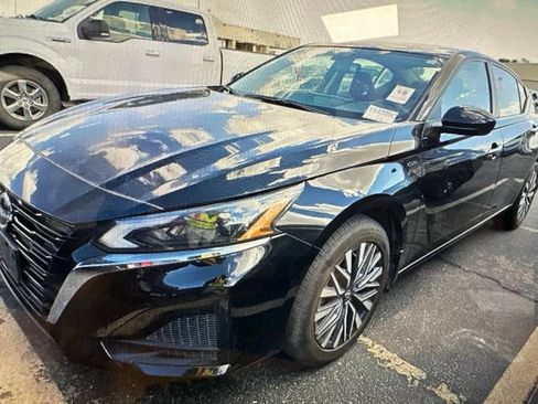 Used 2023 Nissan Altima 2.5 SV AWD/4WD image 3