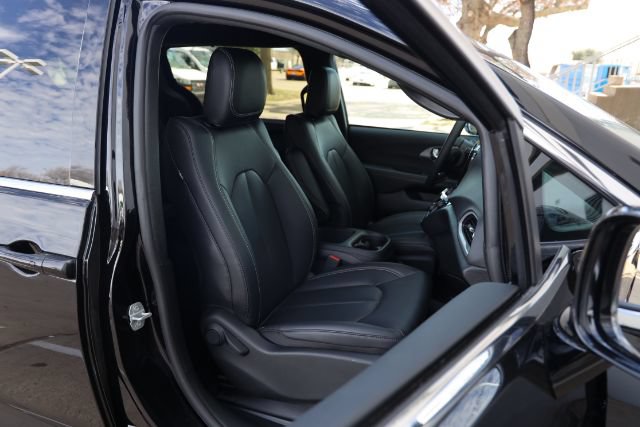Used 2026 Chrysler Pacifica Select FWD image 23