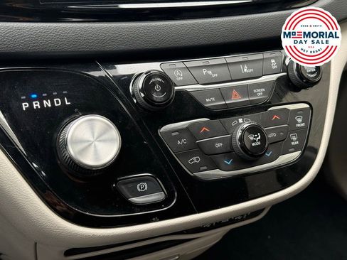 Used 2023 Chrysler Pacifica Touring-L FWD image 16