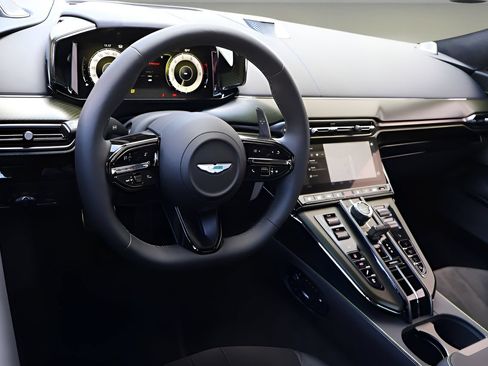 Used 2026 Aston Martin V8 Vantage Coupe RWD image 13