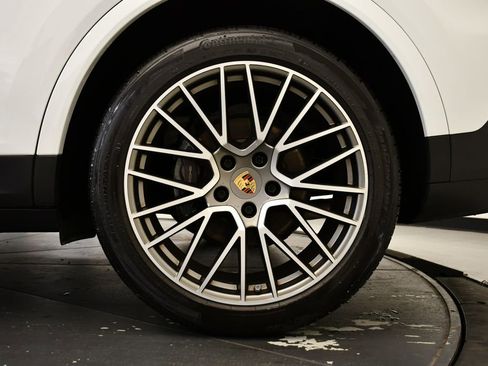 Used 2023 Porsche Cayenne Platinum Edition image 17