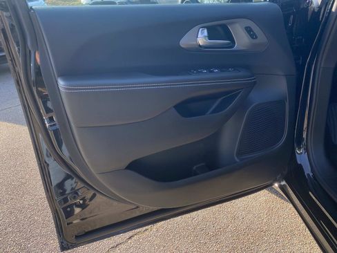 New 2026 Chrysler Pacifica Select image 10