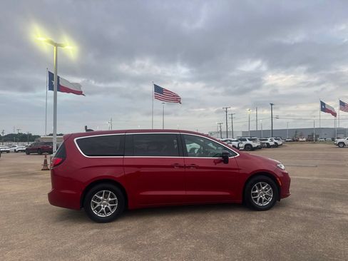 Used 2025 Chrysler Pacifica Select FWD image 23