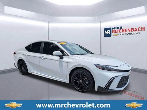 Used 2025 Toyota Camry SE FWD image 1