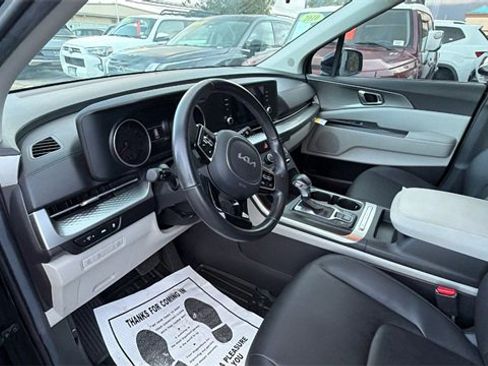Used 2023 Kia Carnival LX image 9