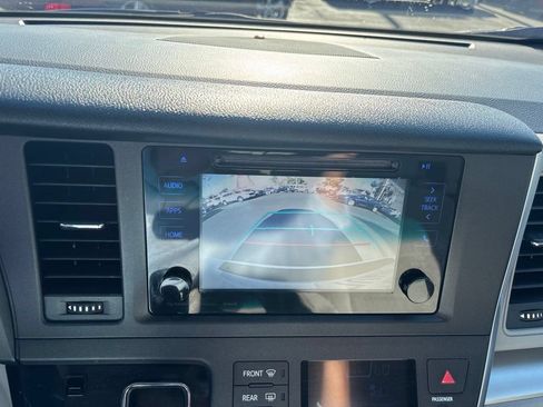Used 2017 Toyota Sienna LE FWD image 27