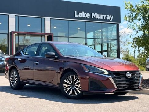 Used 2025 Nissan Altima 2.5 SV FWD image 1