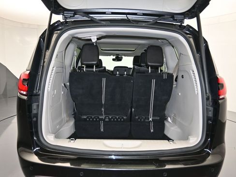 Used 2023 Chrysler Pacifica Limited FWD image 26