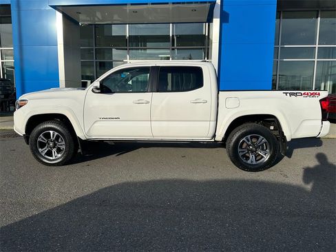 Used 2018 Toyota Tacoma TRD Sport image 2