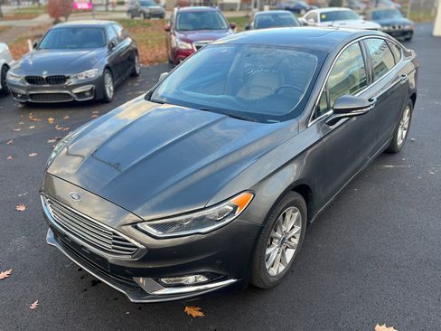 Used 2017 Ford Fusion SE w/ Fusion SE Technology Package image 2