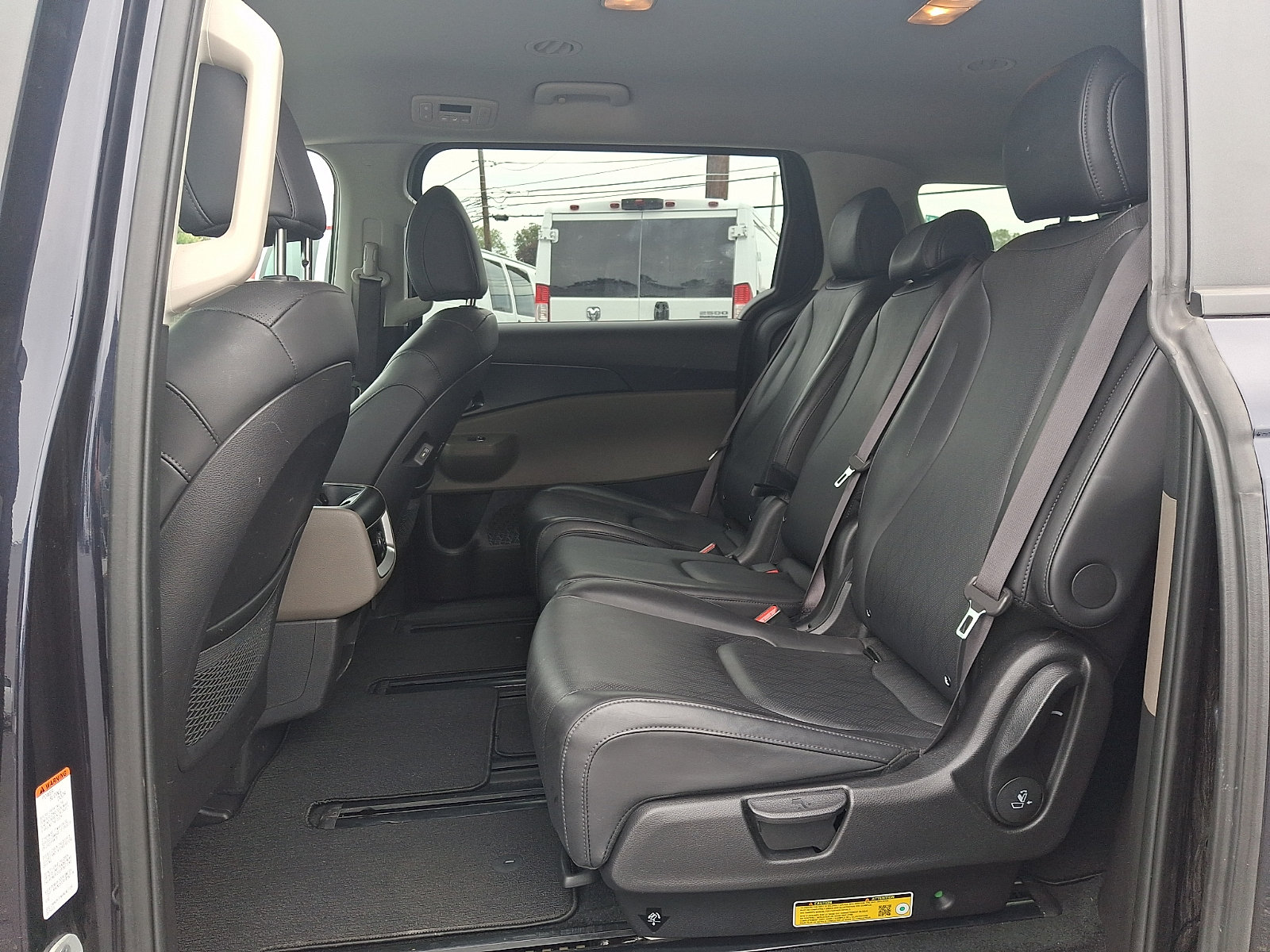 Certified 2025 Kia Carnival FWD image 10
