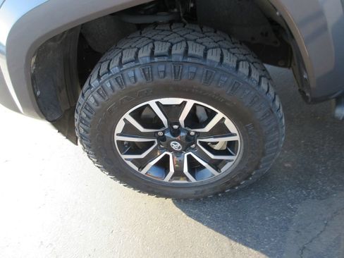 Used 2020 Toyota Tacoma TRD Sport AWD/4WD image 16
