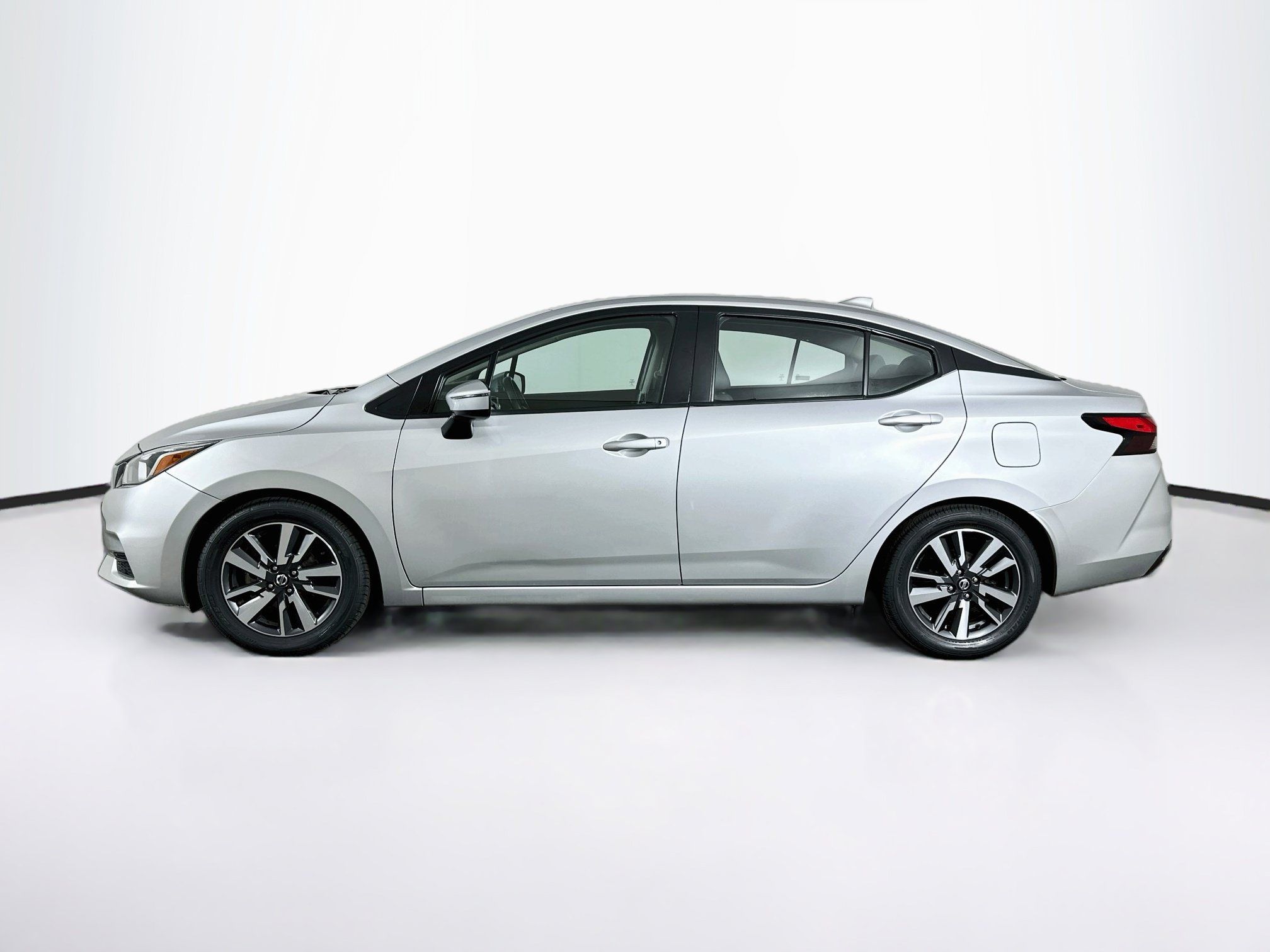 Used 2021 Nissan Versa SV FWD image 4