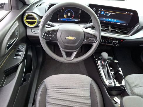 Used 2025 Chevrolet Trax LT FWD image 20