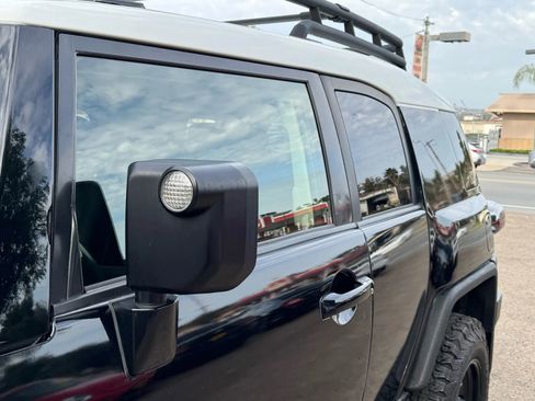 Used 2014 Toyota FJ Cruiser 4WD w/ Upgrade Package image 9