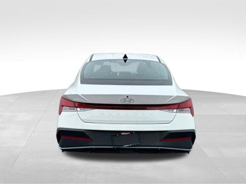 Used 2024 Hyundai Elantra SEL image 4