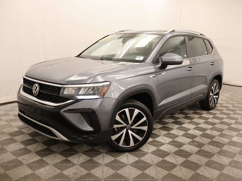 Used 2022 Volkswagen Taos SE FWD image 1