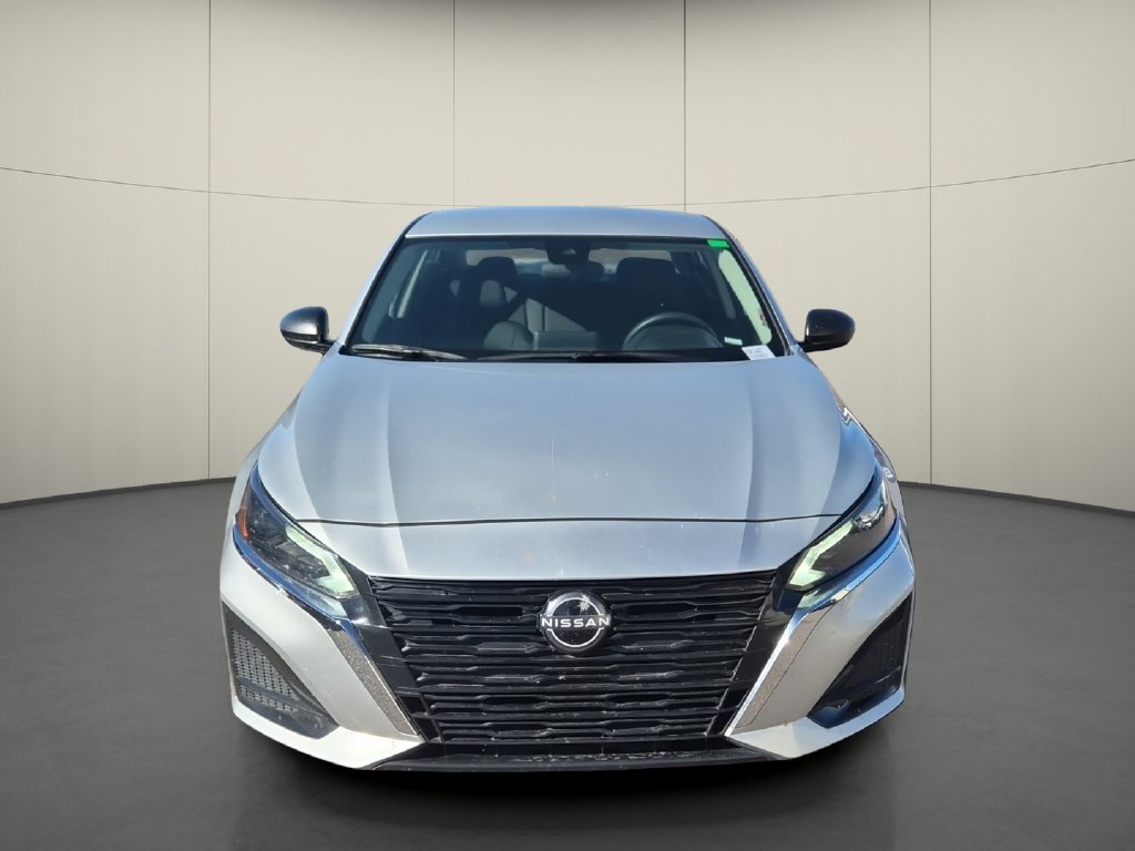 Used 2024 Nissan Altima 2.5 SV FWD image 2