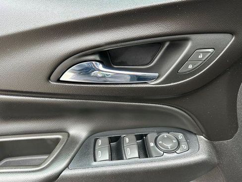 Used 2018 Chevrolet Equinox LT FWD image 11