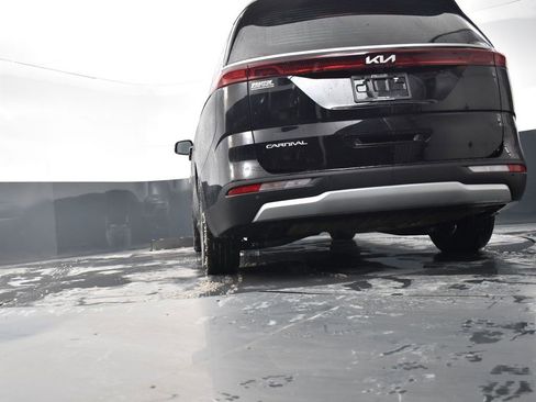 Used 2024 Kia Carnival EX image 20