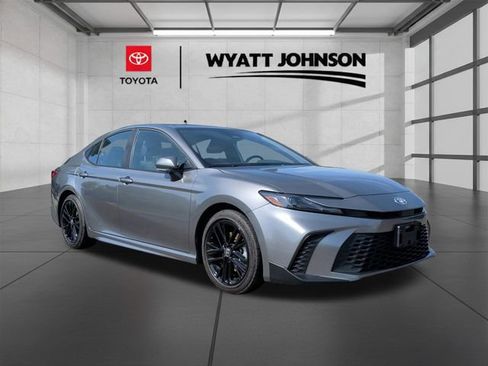 Used 2025 Toyota Camry SE FWD image 7