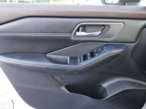 Used 2021 Nissan Rogue SV w/ Premium Package FWD image 16
